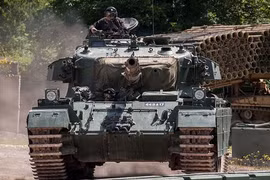 Kỳ lạ xe tăng của đội quân "quý tộc" Anh có mái che cực kỳ... vô dụng