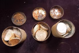 Hy hữu những trường hợp nhặt được “tiền từ trên trời rơi xuống“