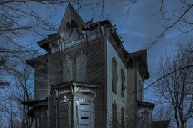 Đột nhập căn nhà ma ám kinh dị nhất không ai dám bén mảng 