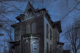 Đột nhập căn nhà ma ám kinh dị nhất không ai dám bén mảng 