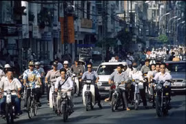 Ảnh hiếm: Sôi động nhịp sống Sài Gòn sau năm 1975