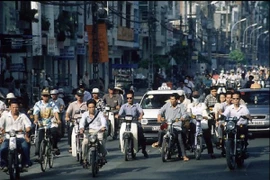 Ảnh hiếm: Sôi động nhịp sống Sài Gòn sau năm 1975