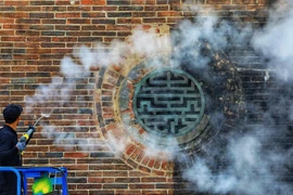 Ngỡ ngàng ngắm cổng Ngọ Môn Huế sau khi được làm sạch