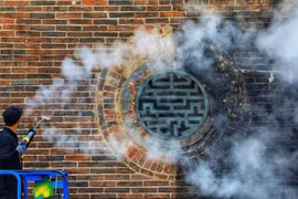 Ngỡ ngàng ngắm cổng Ngọ Môn Huế sau khi được làm sạch