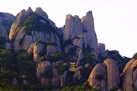 Ngỡ ngàng ngôi đền 100 tấn nằm cheo leo giữa 2 đỉnh núi