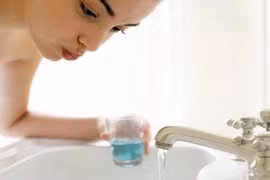 Không chỉ giúp hơi thở thơm tho, nước súc miệng còn nhiều công dụng hơn thế