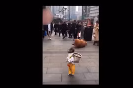 Hậu quả khôn lường của việc đi đường mải ngắm gái