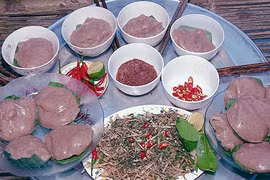 Điều thú vị về món bánh đúc đỏ thơm ngon của Nghệ An