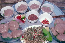 Điều thú vị về món bánh đúc đỏ thơm ngon của Nghệ An