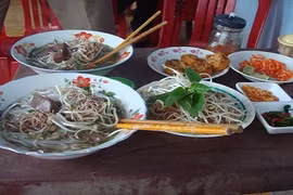 Đến Trà Vinh nhất định phải thưởng thức tô bún tức lọ này 