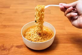 Tại sao tiêu thụ nhiều mì ăn liền gây suy dinh dưỡng?