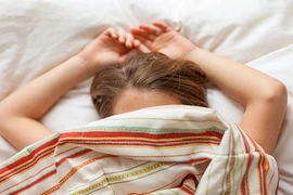 Biết được nguy hại này, bạn sẽ không bao giờ ngủ trùm chăn kín mít 