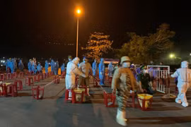 5 người Quảng Ngãi buôn bán ở cảng cá dương tính COVID-19, Đà Nẵng lấy mẫu đột xuất trong đêm