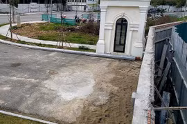 Huyện yêu cầu chủ khu đô thị An Lạc dỡ bỏ tường bê tông chắn đường đi của dân