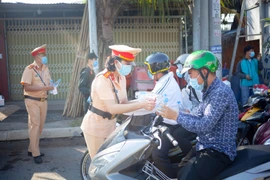 CSGT Đồng Nai phát khẩu trang, nước, khăn lạnh miễn phí cho người dân