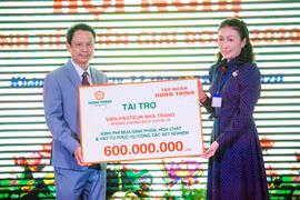 Bà Trần Thượng Thu Giang - Phó Tổng Giám đốc Tập đoàn Hưng Thịnh trao tặng kinh phí tài trợ cho TS. BS Đỗ Thái Hùng - Viện trưởng Viện Pasteur Nha trang