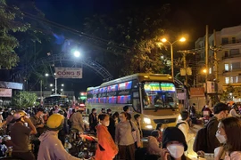 Hàng ngàn người 'chôn chân' ở Bến xe Miền Đông cũ từ sáng mùng 7 Tết 