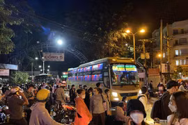 Hàng ngàn người 'chôn chân' ở Bến xe Miền Đông cũ từ sáng mùng 7 Tết 