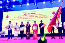 Công ty TNHH Lan Anh đón nhận Huân chương Lao động cho tập thể và cá nhân