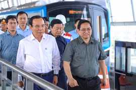  Thủ tướng cùng Bí thư Thành ủy TPHCM thị sát tuyến Metro số 1. Ảnh: VGP.