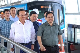  Thủ tướng cùng Bí thư Thành ủy TPHCM thị sát tuyến Metro số 1. Ảnh: VGP.