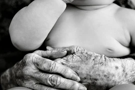 Ảnh đen trắng chân thực, xúc động ông và cháu