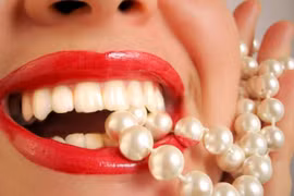 Chảy máu nướu vì tẩy trắng răng không đúng cách 