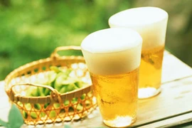 Uống bia đúng cách giúp giải nhiệt, ngừa sỏi thận
