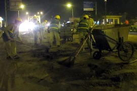 Gặp nạn vì dầu trộn bùn đổ ngập cầu Chương Dương