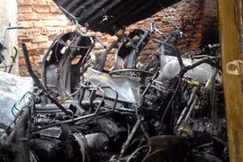 Cháy từ cột điện thiêu rụi 40 xe máy 