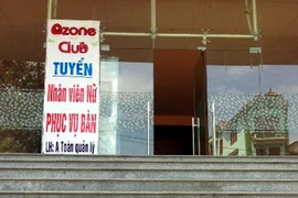 Xả súng trước cửa sàn nhảy, 2 người nhập viện 