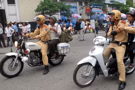 CSGT dùng xe đặc chủng đưa sĩ tử về nơi trọ