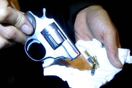 Chủ tiệm cầm đồ mang súng “dạo phố” giữa đêm 