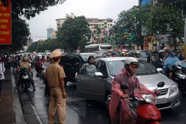 “Xế hộp” đón con, giao thông ách tắc gần 2km 