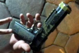 Liều chạy 141 vì giấu súng K59 trong người