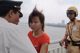Cứu sống một phụ nữ sắp nhảy cầu Chương Dương tự tử