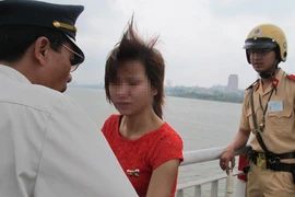 Cứu sống một phụ nữ sắp nhảy cầu Chương Dương tự tử