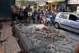 Gió lớn làm đổ tường đang xây, 4 người thương vong 