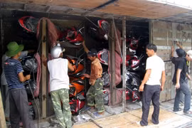 Xe tải chở 40 xe máy tay ga đắt tiền lật nhào