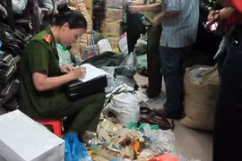 Quân trang, quân dụng bán trái phép bị thu giữ