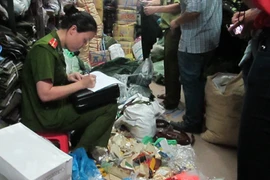 Quân trang, quân dụng bán trái phép bị thu giữ