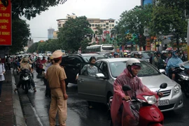 “Xế hộp” đón con, giao thông ách tắc gần 2km 