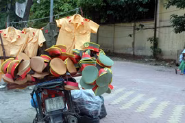 Bán rong trang phục công an “nhái” giữa Thủ đô