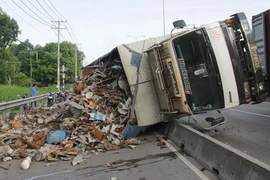  Xe phát nổ lật nhào, người đi đường chạy tán loạn