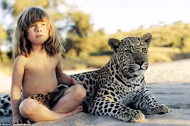 Kỳ lạ: bé gái thân thiết với cả động vật ăn thịt