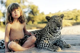 Kỳ lạ: bé gái thân thiết với cả động vật ăn thịt