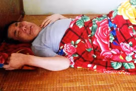 Vợ viêm khớp nuôi chồng liệt giường, con u sọ não