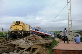 Kinh hoàng tàu khách đâm container, 3 toa bị lật