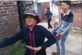 Phẫn nộ clip nhóm thiếu niên trêu chọc cụ già