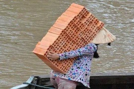 Dân mạng xúc động với người mẹ “siêu nhân”